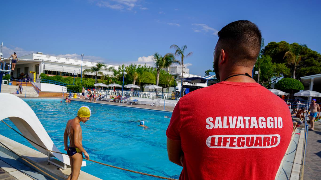 Santa-Caterina-Village-Scalea-Rettungsschwimmer-Pool-2-DSC01805