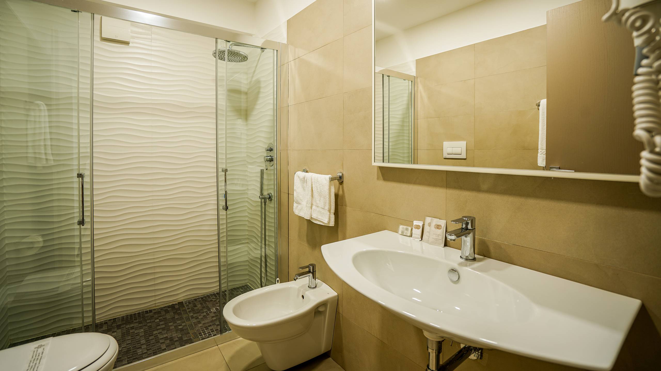 Santa-Caterina-Village-Scalea-комнаты-туалет-душ-зеркало-DSC09155